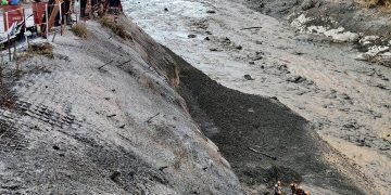 Rescatistas auxilian a heridos por el derrumbe en el Himalaya. Foto Reuters