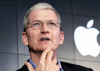El CEO de Apple, Tim Cook, responde a una pregunta durante una conferencia de prensa. Foto: Reuters