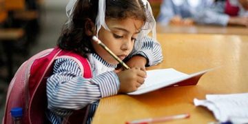 Desde temprana edad los niños deben estar expuestos a actividades de escritura y dibujo en la escuela. REUTERS