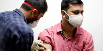Administración de una vacuna experimental respaldada por India. (Reuters)