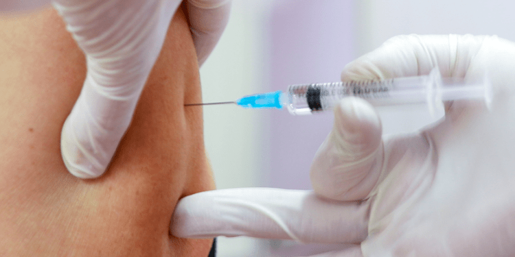 Un trabajador de la salud recibe una dosis de la vacuna rusa Sputnik V contra la enfermedad del coronavirus (COVID-19). REUTERS