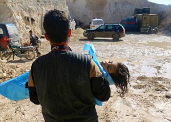 Un hombre carga el cadáver de un niño luego de un ataque con armas químicas en el pueblo de Jan Sheikun | REUTERS