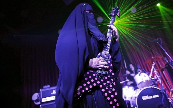 Con la aprobación en un referéndum de la prohibición del nigab, el velo que cubre media cara a las musulmanas, la profesional del heavy metal Gisele Marie tendrá inconvenientes para presentarse en Suiza | REUTERS