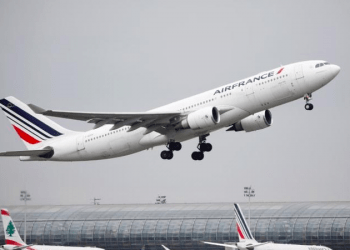 Un avión Airbus A330 de Air France cargado con aceite para freír despega en el aeropuerto Charles de Gaulle de París. REUTERS
