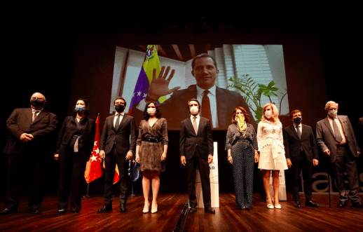 Juan Guaidó recibe el premio a la Libertad de la mano del expresidente español José María Aznar