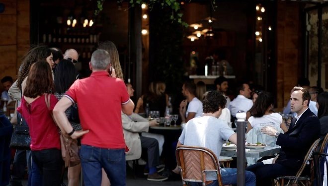 La gente espera para almorzar en la terraza de un restaurante en París el primer día que los restaurantes y cafés reabren 
/ REUTERS/Benoit Tessier