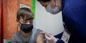 La Administración de Alimentos y Medicamentos (FDA) autorizó la vacuna de Pfizer para uso de emergencia en adolescentes de 12 a 15 años