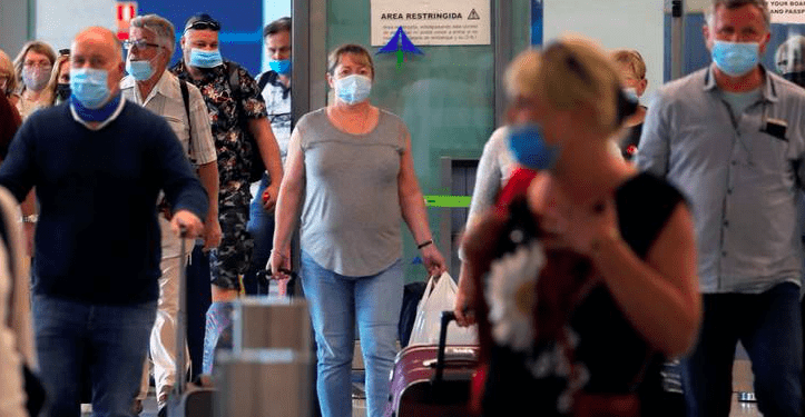 Turistas con mascarillas llegando desde Polonia al aeropuerto de Málaga, España. REUTERS