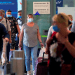 Turistas con mascarillas llegando desde Polonia al aeropuerto de Málaga, España. REUTERS