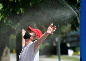 Desde este lunes en varios sectores de Canadá y los Estados Unidos los ciudadanos experimentan una ola de calor sofocante e inusual.