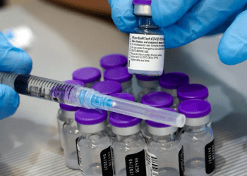 Tres estudios científicos publicados este lunes confirman que las vacunas son, por ahora, la única vía para superar la pandemia.