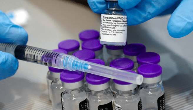 Tres estudios científicos publicados este lunes confirman que las vacunas son, por ahora, la única vía para superar la pandemia.