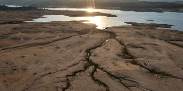 El lecho del lago queda expuesto a medida que los niveles del agua retroceden en el lago Folsom afectado por la sequía. California / Los Angeles Times
