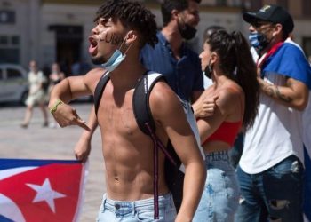 Cuba funcionario golpea cubanos