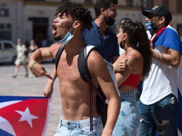 Cuba funcionario golpea cubanos
