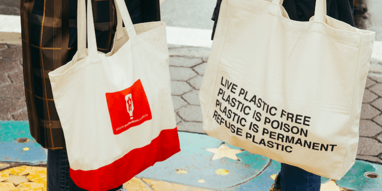 Cada vez más empresas optan por ofrecer bolsas de algodón reutilizables para evitar las bolsas de plástico, tan dañinas para el medioambiente