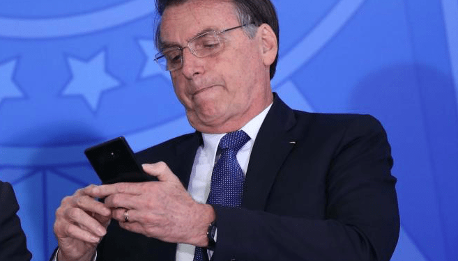 Bolsonaro modifica ley sobre el uso del Internet para exigir que las redes sociales no eliminen contenidos