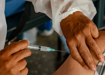España administrará, a partir del próximo 25 de octubre, una dosis de refuerzo de las vacunas de ARN mensajero a los mayores de 70 años.