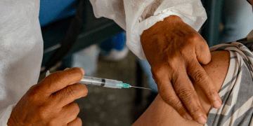 España administrará, a partir del próximo 25 de octubre, una dosis de refuerzo de las vacunas de ARN mensajero a los mayores de 70 años.