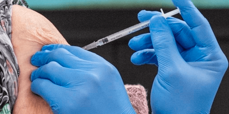 La administración de la tercera dosis de la vacuna antiCOVID comenzó esta semana en España y los datos reflejan que avanza con lentitud