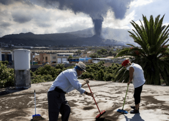 La lluvia amenaza con caer en La Palma. Duplican esfuerzos para limpiar superficies llenas de ceniza que emana el volcán y evitar derrumbes