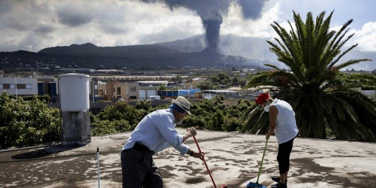 La lluvia amenaza con caer en La Palma. Duplican esfuerzos para limpiar superficies llenas de ceniza que emana el volcán y evitar derrumbes