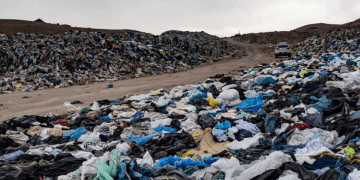 Cada segundo, el equivalente a un camión lleno de ropa es enviado a un vertedero. En el desierto de Atacama se acumulan toneladas de prendas.