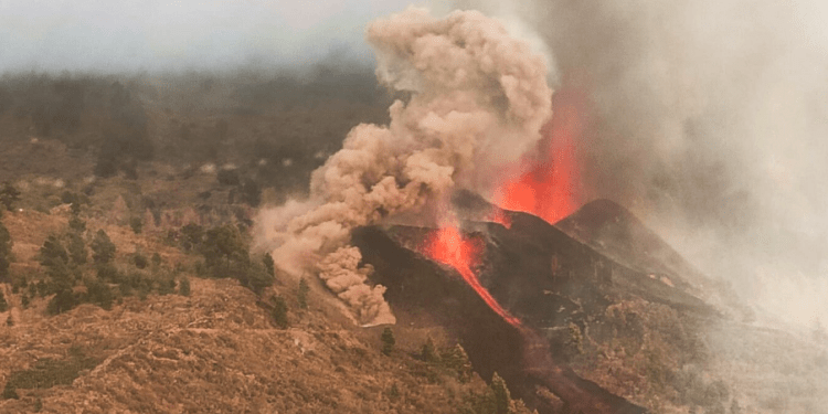El volcán de La Palma lleva casi dos meses emitiendo gases tóxicos, los cuales empeoran cada vez más la calidad del aire que respiramos.