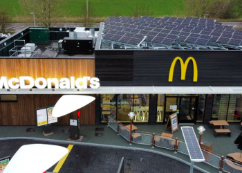 McDonald's ha abierto su primer restaurante con cero emisiones de carbono. Sin embargo, activistas lo acusan lavado verde