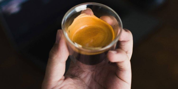 Una nueva investigación sugiere que beber café y té previene un accidente cerebrovascular y reduce el riesgo de padecer demencia