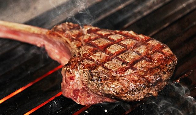 Dejar de comer carne detendría el aumento de las emisiones de gases de efecto invernadero atmosféricos durante 30 años. Pixabay