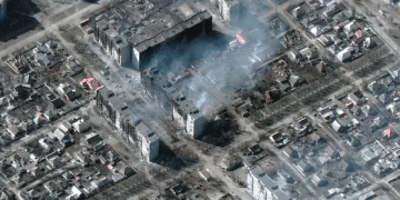 La ofensiva rusa está acabando con toda la infraestructura de la ciudad ucraniana de Mariupol. Ya han muerto unas 5.000 personas. Foto: Maxar Technologies