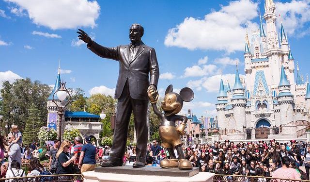 El gobernador de Florida Ron DeSantis firmó un proyecto de ley para acabar con el "autogobierno" que Walt Disney World tiene en Orlando. Foto Pixabay