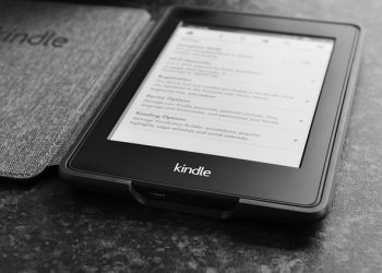 Amazon anunció que dejará de suministrar a los minoristas en China sus dispositivos Kindle y cerrará su tienda de libros electrónicos. Foto Pixabay