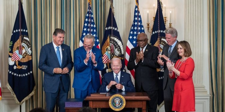 Biden firmó un proyecto de ley destinado a reducir las emisiones de gases de efecto invernadero para luchar contra el cambio climático. POTUS en Instagram