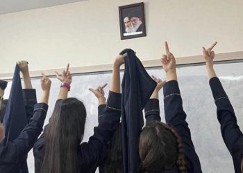 Las estudiantes de secundaria también se quintan el velo y hacen un gesto de desafío a los líderes de la teocracia iraní | Twitter