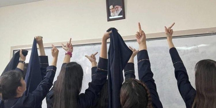 Las estudiantes de secundaria también se quintan el velo y hacen un gesto de desafío a los líderes de la teocracia iraní | Twitter