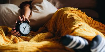 osponer el despertador cinco minutos más es una decisión perjudicial para tu ciclo natural de sueño, según la ciencia.