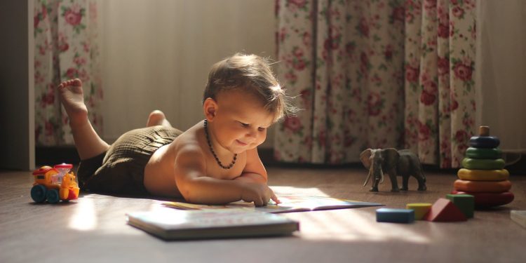Gatear entre los ocho y diez meses supone varios beneficios para el desarrollo físico y cognitivo de un bebé. Foto Pixabay
