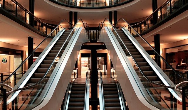 Los grandes centros comerciales se encuentran en una situación de crisis debido a la creciente popularidad de las compras en línea. Foto Pixabay