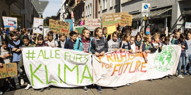 Tribunal alemán condenó a cuatro activistas por protestas en contra del cambio climático.