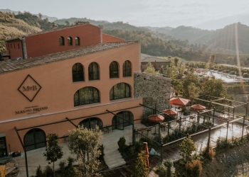 En el corazón de los viñedos de la región del Priorat, a menos de 90 millas de Barcelona, el Gran Hotel Mas d'en Bruno promete una estancia inmersa en la naturaleza