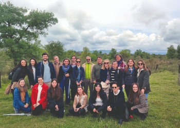 Equipo SERNAUTO y Fundación Repsol plantando árboles en proyecto Motor Verde para sostenibilidad automoción