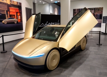 El Tesla Cybercab en el centro comercial Mall of Berlin 2024