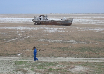 El agua llegó a retroceder hasta a 100 km de distancia de la ciudad de Aralsk, Kazajistán.Un barco sin mar abandonado, 2003/ Wikipedia