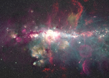 Imagen del centro galáctico obtenida a partir de las observaciones realizadas con distintos telescopios/ Ashley Barnes-Izaskun Jiménez-Serra-Juan García de la Concepción