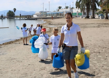 Theresa Zabell con chicos en la recolección de basura en playas