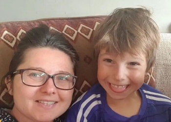 El niño Lucas y su mamá Olesja